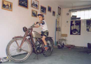 Michal na d�dov� stroji.