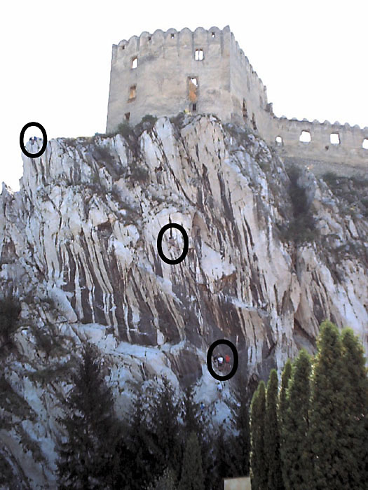 Horolezci a hrad Beckov