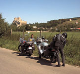 Motork��i pod hradem Beckov